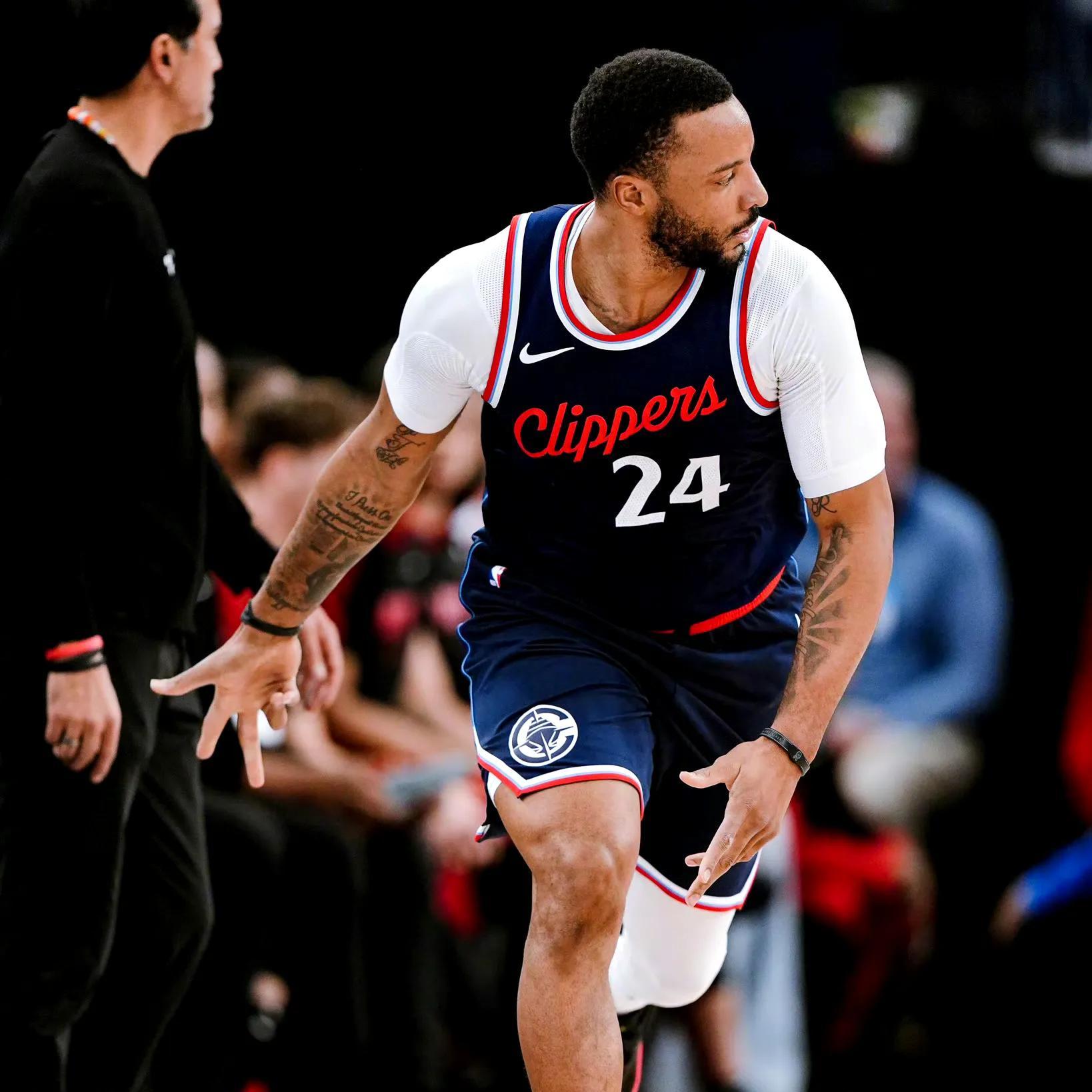 快船队在NBA比赛中表现抢眼,掌声雷动 快船队在NBA比赛中表现抢眼,掌声雷动