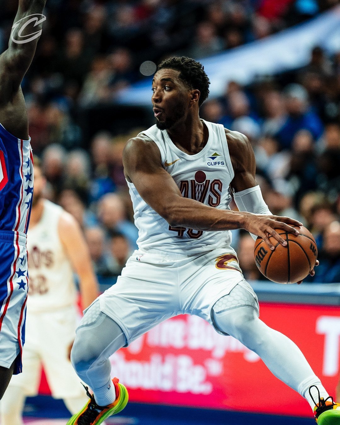 开云体育登录-76人险胜步行者，米切尔统治全场